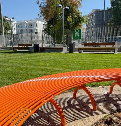 Parkbank Rest gebogen 76 design parkbank Rest gebogen zonder rugleuning in park