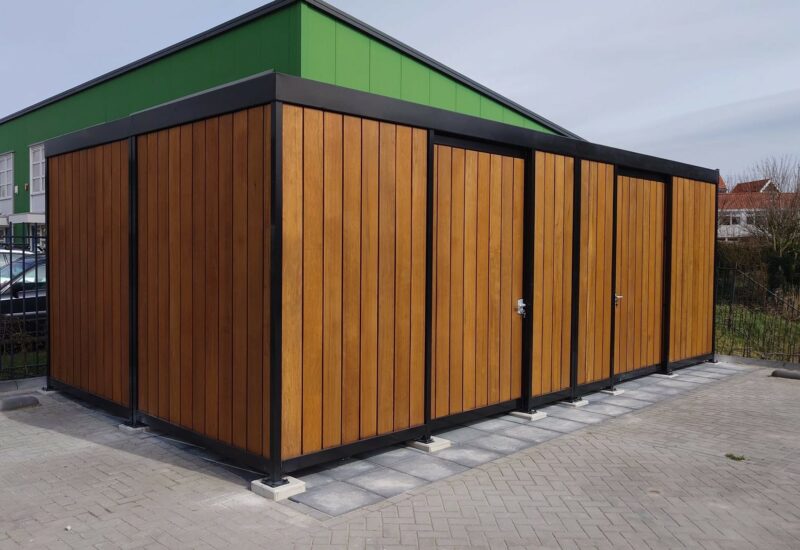 Aflsuitbare fietsenstalling voor bedrijven en scholen van staal en hardhout