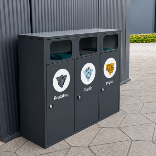 Afvalscheidingsbak met drie compartimenten voor restafval, plastic en papier in antraciet gepoedercoat staal, geschikt voor buitengebruik bij bedrijven, scholen en openbare ruimtes.