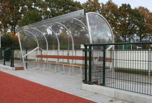 Dug-outs model 190 11 Aluminium dugout 4 meter langs voetbalveld.
