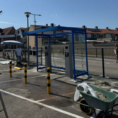 Anti-rampalen en zware parkeerpalen 89mm t/m 273mm 35 Drie geel-zwarte anti-rampalen geplaatst voor ticketautomaten in Sluis