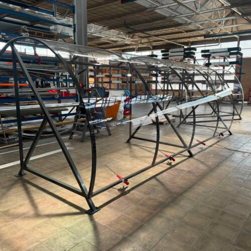 Fietsoverkapping BF1000 – Halfrond & Transparant 199 Productie van een 6 meter BF1000 fietsoverkapping in de fabriek van SKWshop in Stadskanaal.