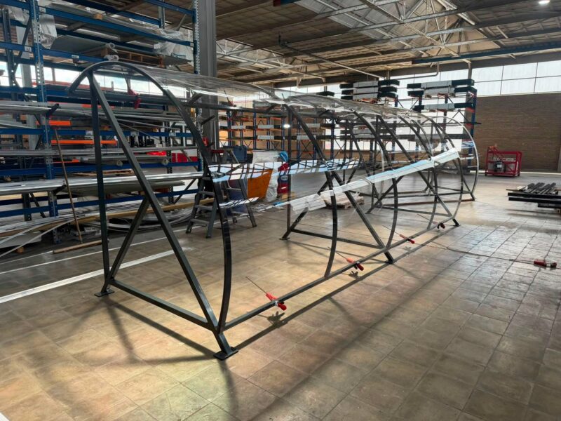 Productie van een 6 meter BF1000 fietsoverkapping in de fabriek van SKWshop in Stadskanaal.