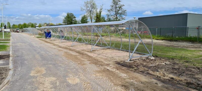 Fietsoverkapping BF1000 75 meter geplaatst bij asielzoekerscentrum