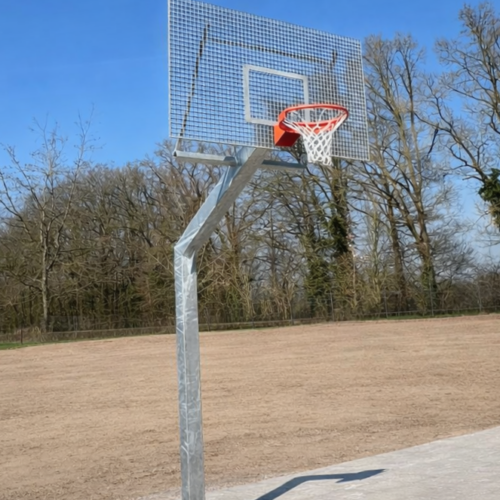 Basketbalpaal Heavy compleet 37 Basketbalpaal Heavy verzinkt met geluidsarm antivandaalbord op geëgaliseerde ondergrond in de openbare ruimte