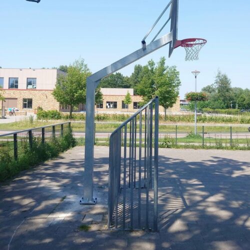 Basketbalpaal Heavy compleet 32 Basketbalpaal Heavy in de openbare ruimte in Hoogezand
