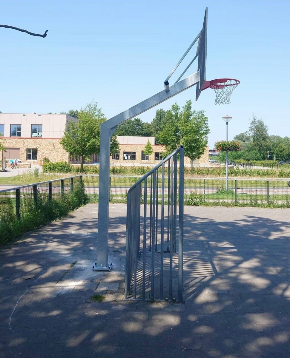 Basketbal op schoolplein of speelplein: afmetingen, basketbalpalen en inrichting 4 Basketbalpaal Heavy in de openbare ruimte in Hoogezand