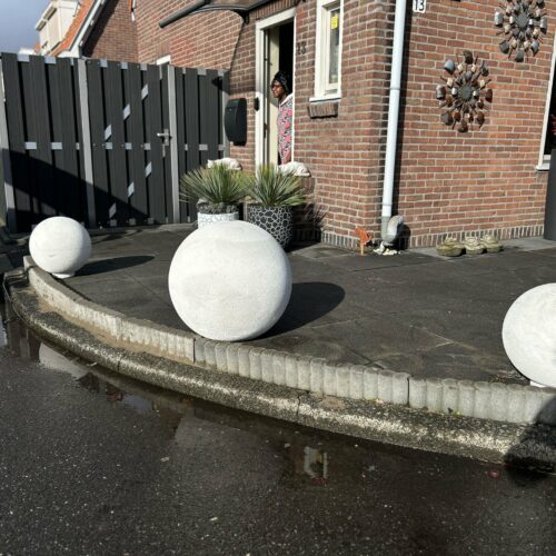 Afzetbol Vera 17 Betonnen afzetbollen model Vera in de openbare ruimte, geplaatst in Amsterdam