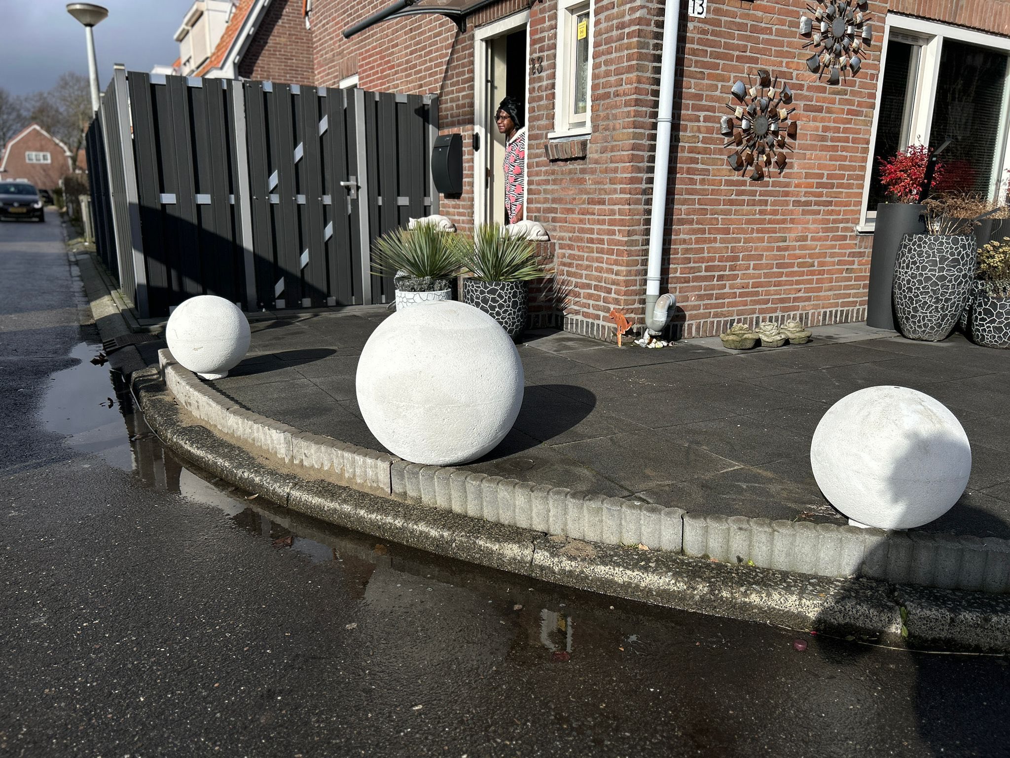 Afzetbol Vera 9 Betonnen afzetbollen model Vera in de openbare ruimte, geplaatst in Amsterdam