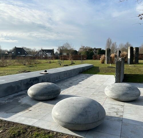 Betonnen zitelementen. De reuzen Smartie 45 betonnen zitelementen