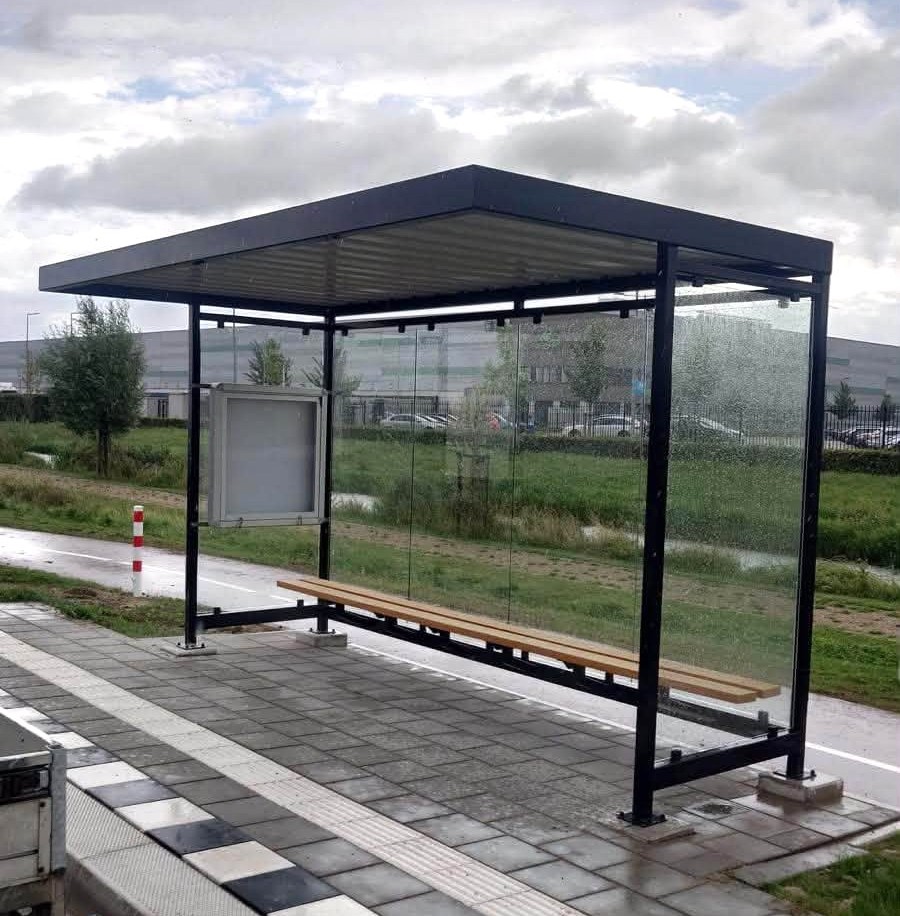 Busabri Palermo 4 meter geplaatst bij Park 15 in Oosterhout 3 Bushokje Palermo 4 meter met informatiebord en FSC-hardhouten zitbank in Oosterhout