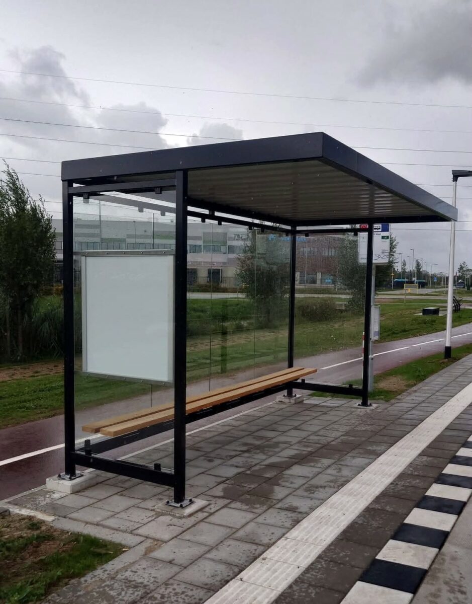 Busabri Palermo 4 meter geplaatst bij Park 15 in Oosterhout 2 usabri Palermo met informatiebord aan de wand en FSC-hardhouten zitbank