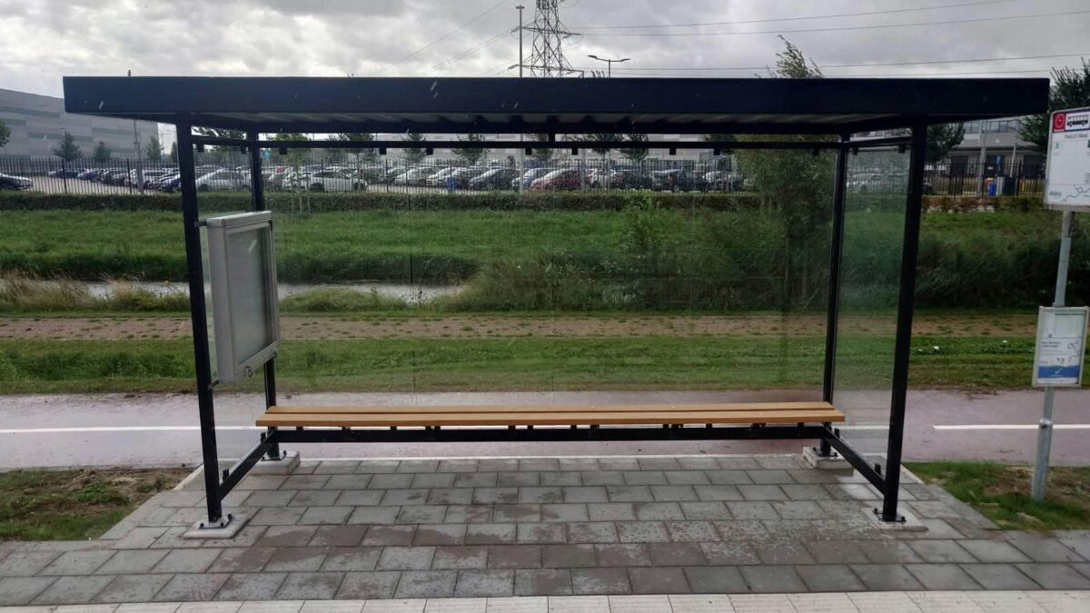 Busabri Palermo 4 meter geplaatst bij Park 15 in Oosterhout 1 Bushalte met Palermo busabri 4 meter, informatiebord en FSC-hardhouten zitbank in Oosterhout Gelderland