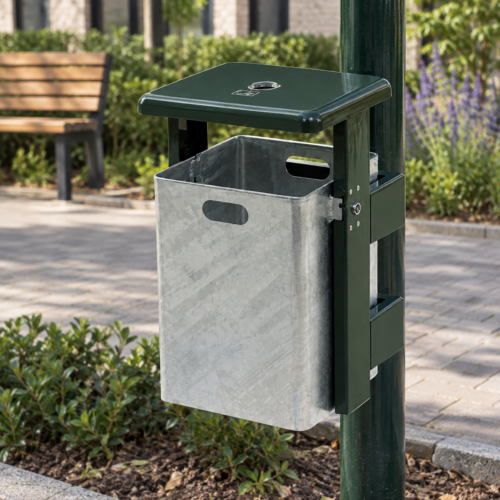 Cubix Luxe buitenafvalbak 40 liter bevestigd aan een groene staander in openbare buitenruimte