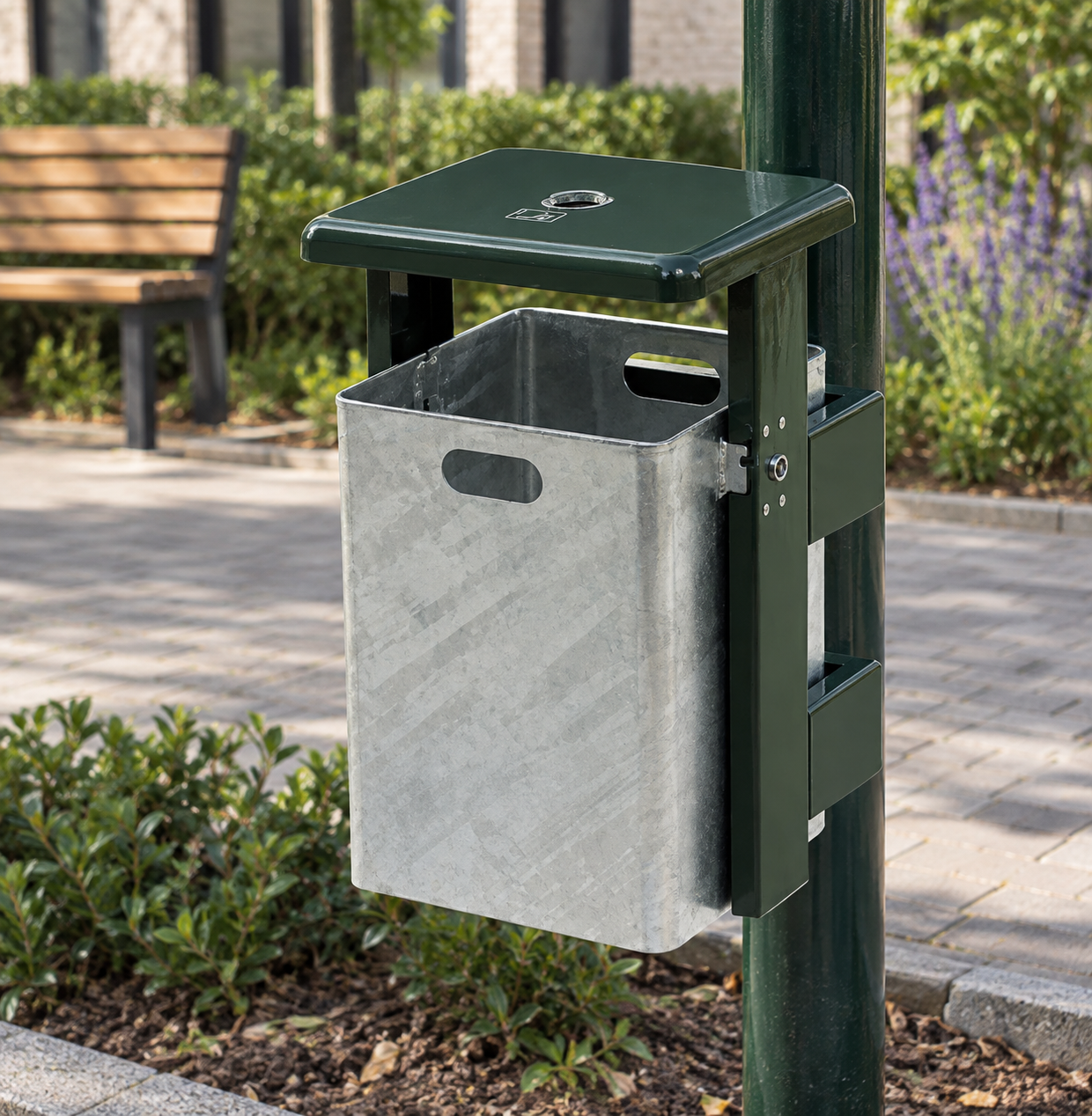 Buitenafvalbak Cubix Luxe 1 Cubix Luxe buitenafvalbak 40 liter bevestigd aan een groene staander in openbare buitenruimte