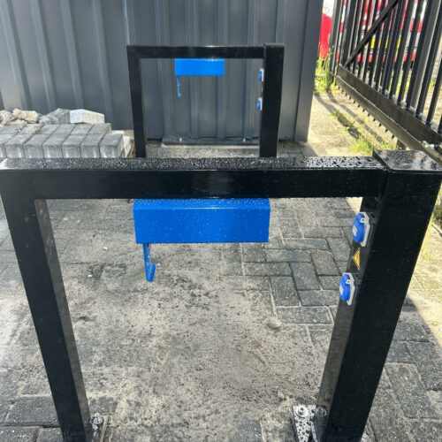 Fietsnietje Marion 19 Twee fiets aanleunbeugels met laadpunten voor elektrische fietsen op bedrijfsterrein in Almere