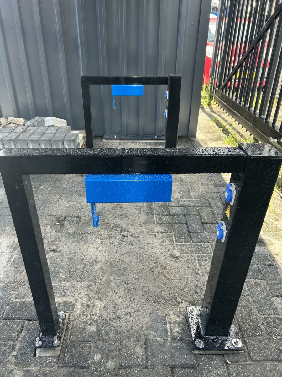 Welk fietsenrek voor e-bike, fatbike, bakfiets of brede banden? 4 Twee fiets aanleunbeugels met laadpunten voor elektrische fietsen op bedrijfsterrein in Almere