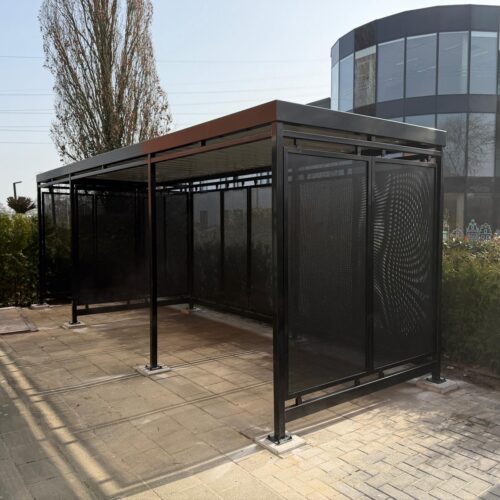 Fietsoverkapping Hagen – Luxe Design & Maatwerk 110 Stalen fietsoverkapping Hagen met containerberging van SKWshop bij Medipoort Zoetermeer.