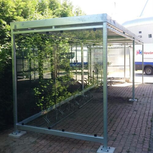 Fietsoverkapping Manheim - Modern en Maatwerk 94 Verzinkte fietsoverkapping Manheim van 8 meter lang geplaatst in Den Haag met ruimte voor circa 20 fietsen.