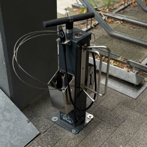 Fietsservicestation PRS-sV20 18 Openbaar fietsreparatiestation geplaatst in Amsterdam voor het uitvoeren van kleine fietsreparaties en onderhoud.