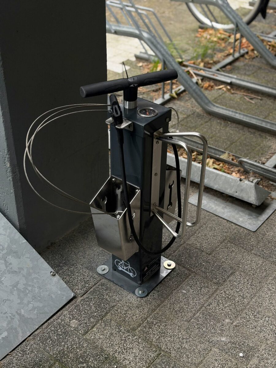 Fietsreparatiestation geplaatst in Amsterdam 1 Openbaar fietsreparatiestation geplaatst in Amsterdam voor het uitvoeren van kleine fietsreparaties en onderhoud.