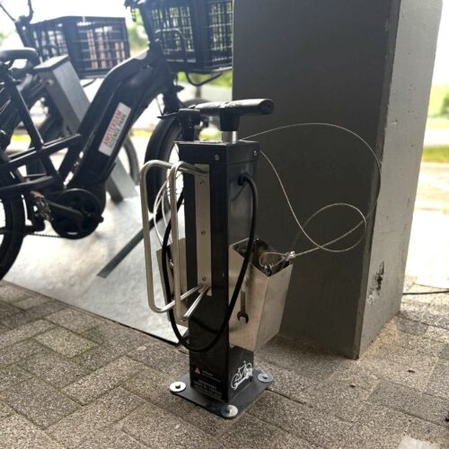 Fietsservicestation PRS-sV20 16 Fietsservicepunt met geïntegreerd gereedschap en ophangvoorziening voor onderhoud aan fietsen in Amsterdam