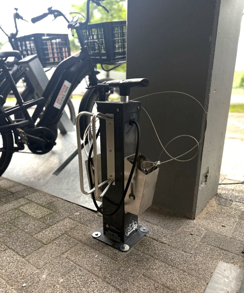 Een fietsoverkapping plaatsen? 17 onmisbare vragen vooraf 4 Fietsservicepunt met geïntegreerd gereedschap en ophangvoorziening voor onderhoud aan fietsen in Amsterdam