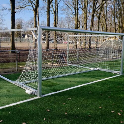 Wegdraaibaar jeugd voetbaldoel: JVD165 24 Wegdraaibaar aluminium Voetbaldoel op kunstgrasveld.