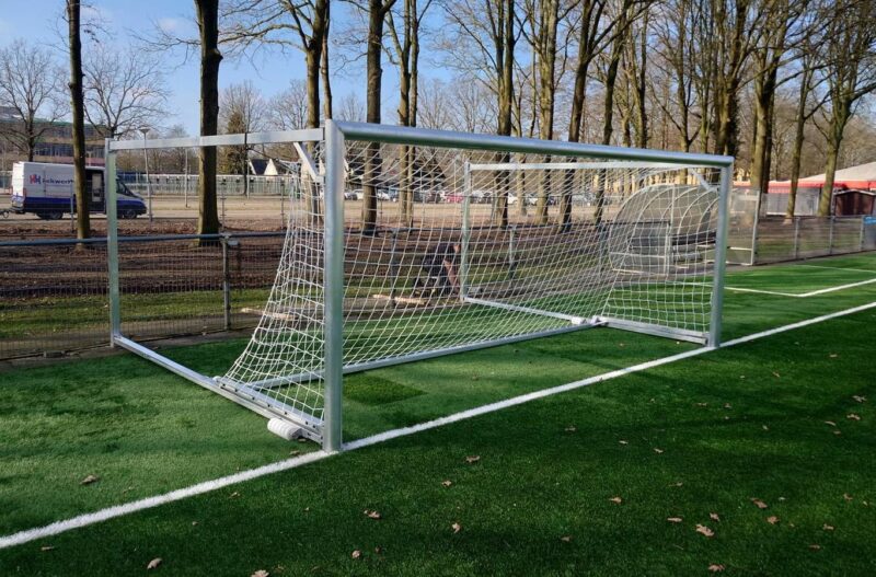 Wegdraaibaar aluminium Voetbaldoel op kunstgrasveld.