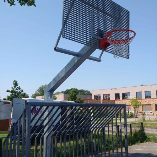 Basketbalpaal Heavy compleet 33 Geluidsarm wedstrijdroosterbord op basketbalvoorziening in Hoogezand