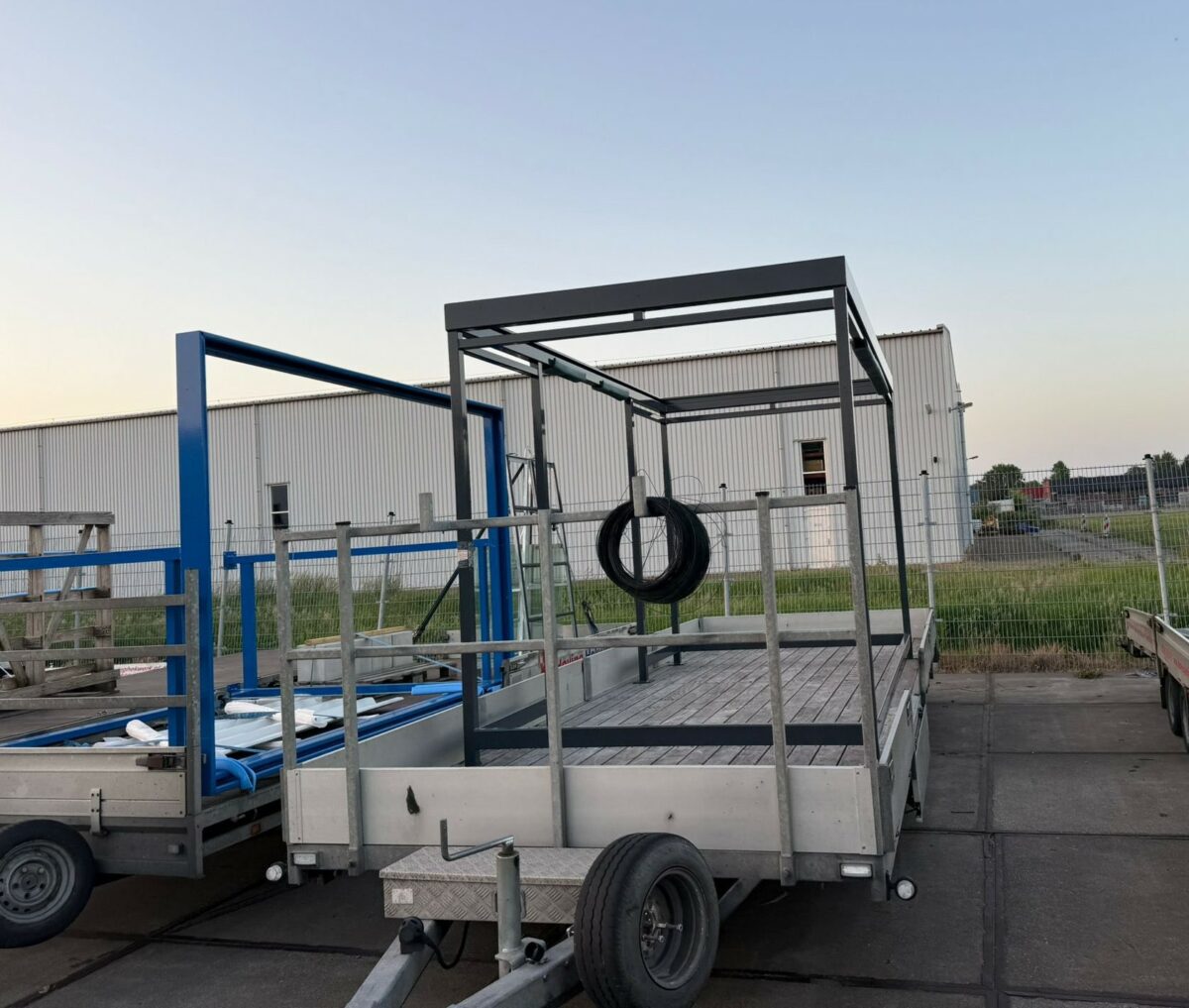 Productie gereed voor montage | SKWshop 4 Gepoedercoate staalconstructies van rookabri's gereed voor afmontage met dakconstructie en glazen wanden.