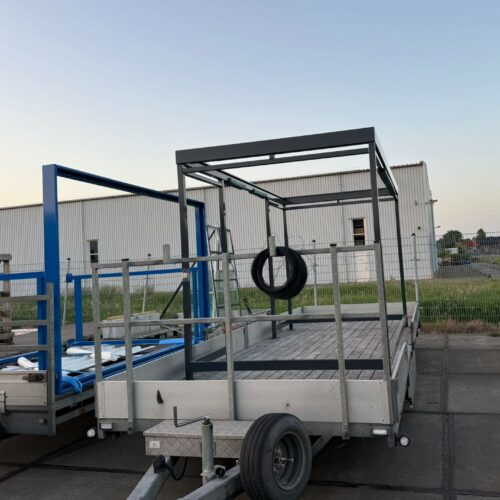 Rookoverkapping Myla 266 Gepoedercoate staalconstructies van rookabri's gereed voor afmontage met dakconstructie en glazen wanden.