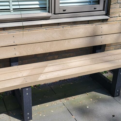 Kunststof parkbank model London 22 Govaplast kunststof parkbank London met onderhoudsvrije beige kunststof planken geleverd in Groningen