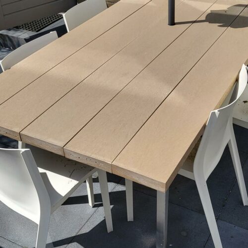 Kunststof picknickset Oslo 69 Govaplast kunststof planken in beige toegepast als tafelblad op een bestaande picknicktafel in Groningen