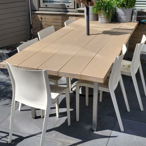 Kunststof parkbank model London 23 Beige Govaplast kunststof planken toegepast als nieuw tafelblad op een picknicktafel