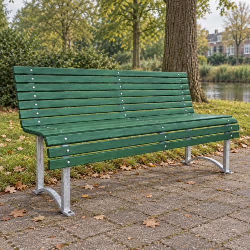 Groene parkbank Milano met metalen onderstel langs een wandelpad in een park