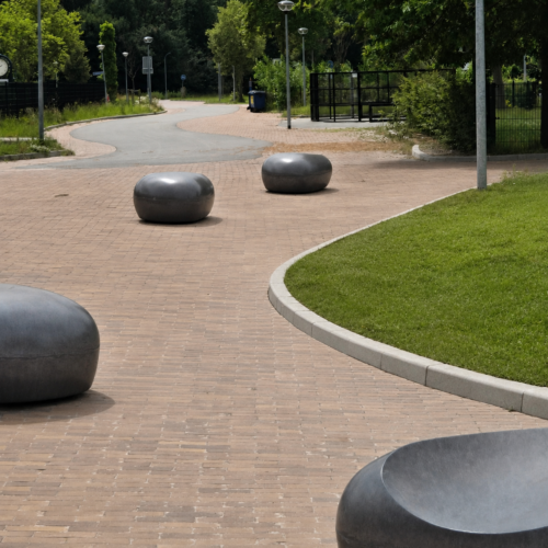 Betonnen zitelement - De Love-stone 19 Grote betonnen Lovestones zitstenen, geplaatst in de openbare ruimte van Appingedam.