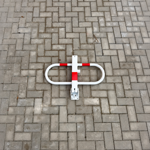 Parkeerbeugel model WR 21 Ingeklapte parkeerbeugel Model WR wit rood op bestrating