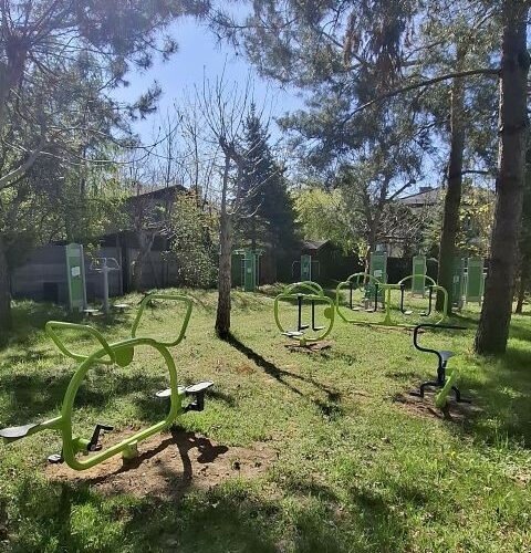 kinder fitnesstoestel de Ski + Hips Trainer 9 Kinderfitness toestellen voor buiten in een openbaar park