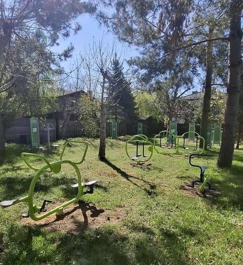 Buiten fitness toestellen voor kinderen en schoolpleinen | SKWshop 1 Kinderfitness toestellen voor buiten in een openbaar park