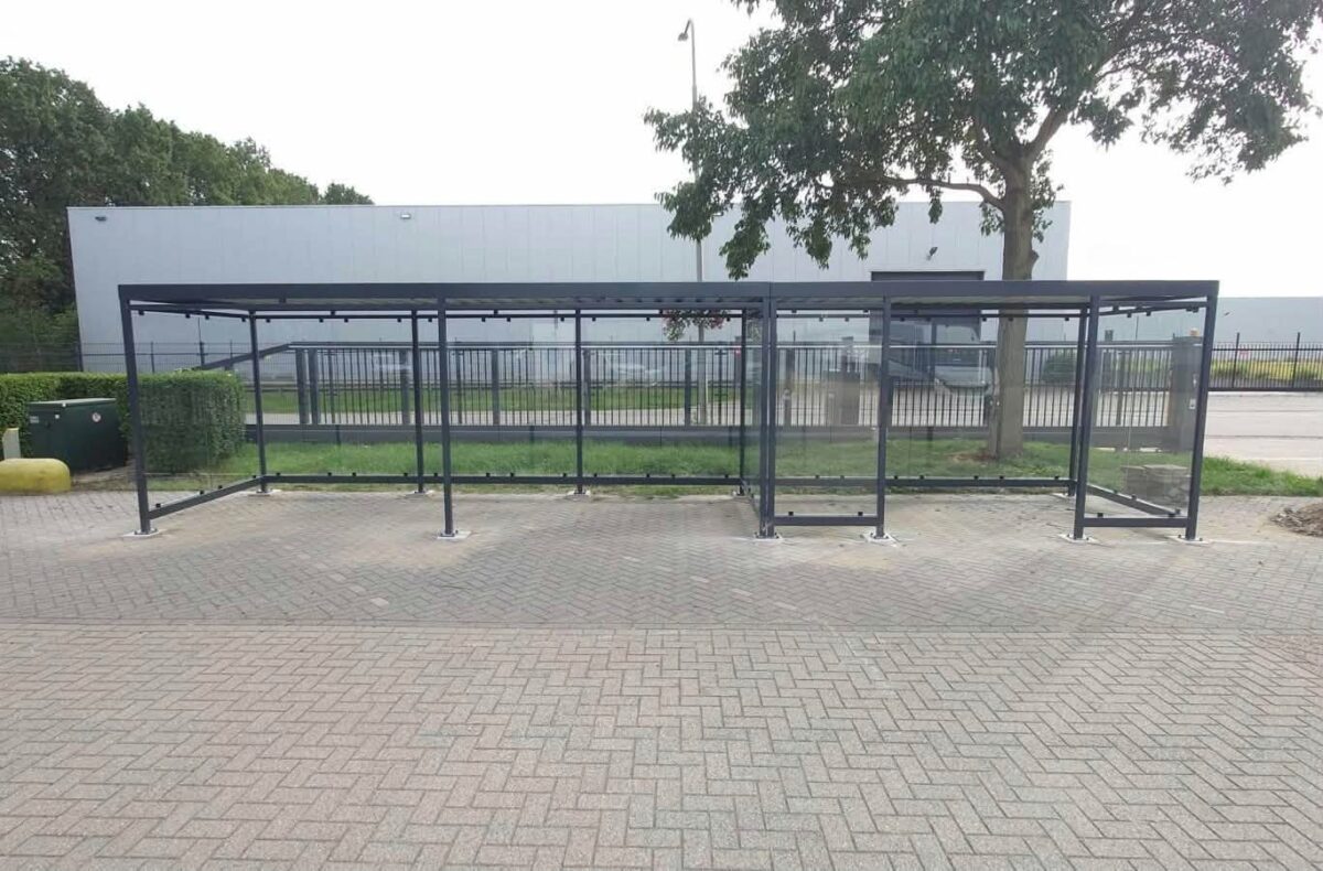 Rookoverkapping en fietsoverkapping Manheim 10 x 2 meter geplaatst in RAL 7016 3 Maatwerk fiets- en rookoverkapping in Kerkrade met ESG glazen zij- en achterwanden
