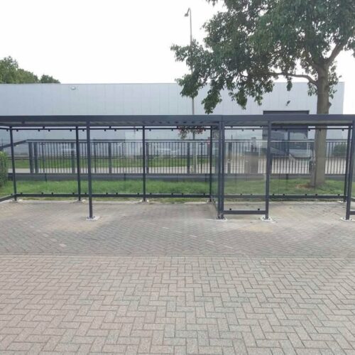 Fietsoverkapping Manheim - Modern en Maatwerk 73 Maatwerk fiets- en rookoverkapping in Kerkrade met ESG glazen zij- en achterwanden