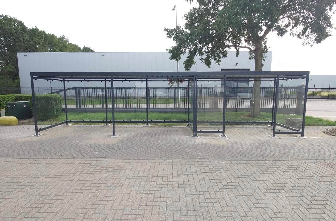 Fietsoverkapping Manheim - Modern en Maatwerk 25 Maatwerk fiets- en rookoverkapping in Kerkrade met ESG glazen zij- en achterwanden