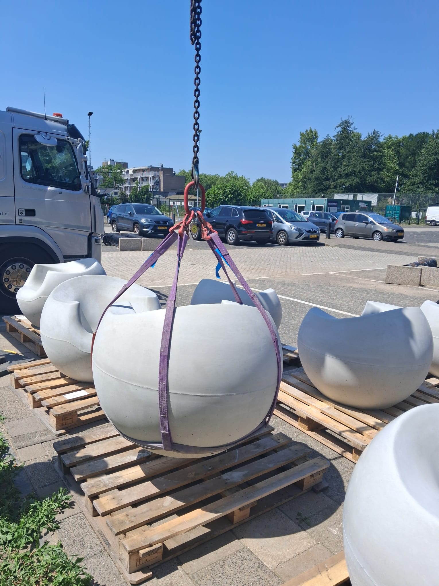 Betonnen zitelementen en tafel Stool 22 Hijsen en plaatsen van witte betonnen Stool zitelementen op een schoolplein in Gouda