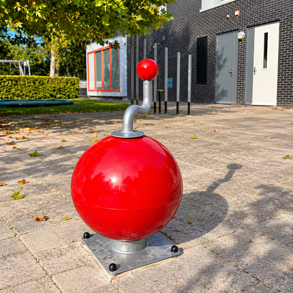 Rode Kinetics Muziekbal geplaatst in Emmeloord 1 Rode muziekbal speeltoestel voor buiten op schoolplein