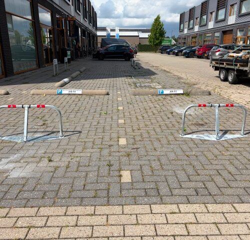 Neerklapbare parkeerbeugel met voetplaat van thermisch verzinkt staal
