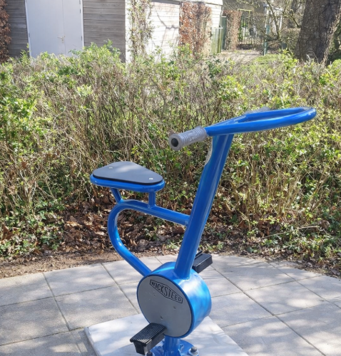 Buiten fitnesstoestel - Outdoor bike 25 Outdoor Bike fitness toestel voor buiten geplaatst bij Begeleid wonen Hartekamp in Lelystad