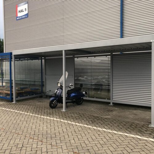 Fietsoverkapping Manheim - Modern en Maatwerk 60 Duurzame fietsoverkapping Mannheim van 6 meter voor medewerkers en bezoekers bij Meilof Riks in Veendam.
