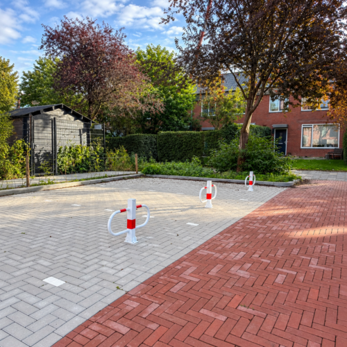 Parkeerbeugel model WR 22 Meerdere parkeerbeugels Model WR wit rood geplaatst op parkeerterrein