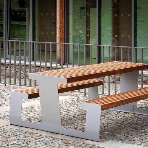 Picknickset Vega 9 Picknicktafel Vega van SKWshop met stalen frame en tafelblad en zitting van hardhout of grenen – duurzame picknicktafel voor park, schoolplein en openbare buitenruimte